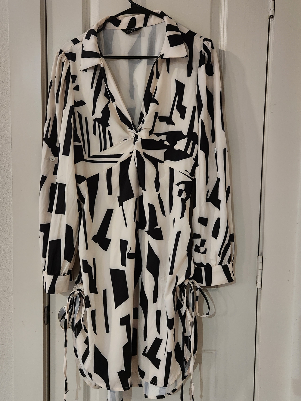 chic Black & White Abstract Long-Sleeve Twist-Front Dress